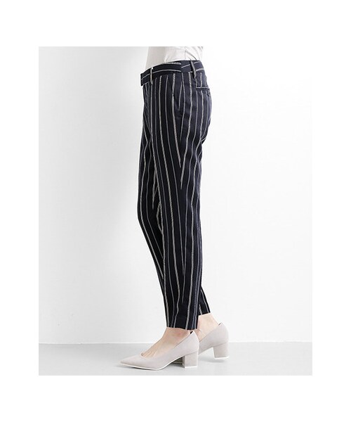 URBAN RESEARCH（アーバンリサーチ）の「PIN STRIPE TAPERED TROUSER（パンツ・レディース・OFF×NAVY/BLACK×OFF・36/38）」の10枚目の写真