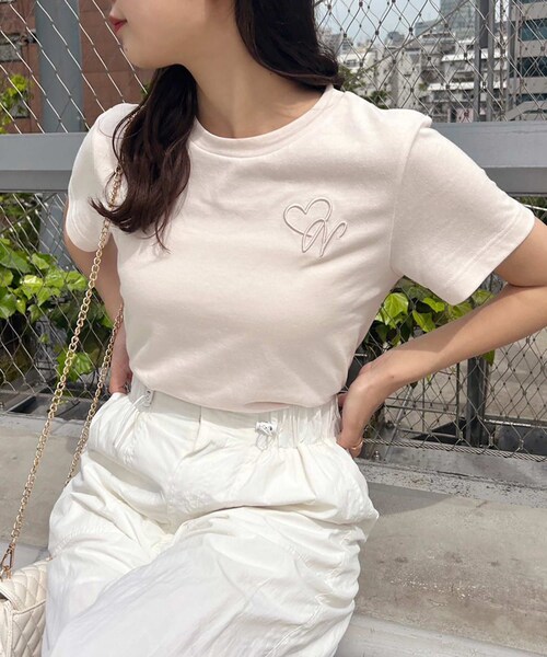 one after another NICE CLAUP(ワンアフターアナザーナイスクラップ)の「ワンポイントTee(Tシャツ/カットソー・レディース・オフホワイト/アイボリー/ピンク/その他12・0)」の2枚目の写真