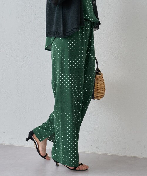 BEARDSLEY（ビアズリー）の「《品よく着られる》ドットパンツ（パンツ・レディース・ブラック/グリーン・0/1）」の2枚目の写真