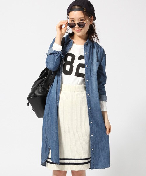 LOWRYS FARM（ローリーズファーム）の「★先行予約アイテム★デニムロングシャツワンピースロングスリーブ（ワンピース/ドレス・レディース・ライトブルー/ブルー・Ｍ/Ｌ）」の2枚目の写真