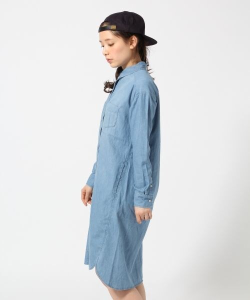 LOWRYS FARM（ローリーズファーム）の「★先行予約アイテム★デニムロングシャツワンピースロングスリーブ（ワンピース/ドレス・レディース・ライトブルー/ブルー・Ｍ/Ｌ）」の4枚目の写真