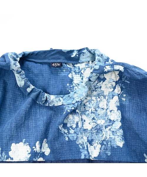 45R ブラウス インディゴ 藍染 フラワー 花柄 フリーサイズ 45Rインドカディのカットワークブラウス（藍）: WOMEN｜45R