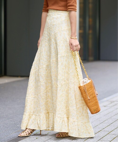 IENA(イエナ)の「《予約》IENA LA BOUCLE リーフ刺繍エスカルゴスカート(その他・ホワイト/36/38)」の1枚目の写真