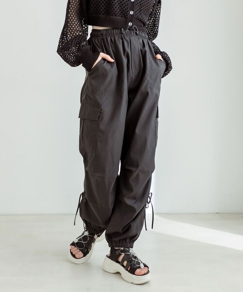 OLIVE des OLIVE(オリーブデオリーブ)の「NEW裾スリットリボンカーゴパンツ(カーゴパンツ・レディース・オフホワイト/サックスブルー/ブラック/ピンク・FREE)」の2枚目の写真