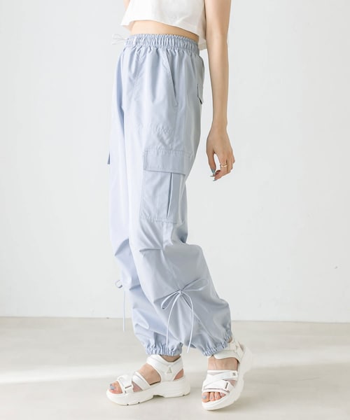 OLIVE des OLIVE(オリーブデオリーブ)の「NEW裾スリットリボンカーゴパンツ(カーゴパンツ・レディース・オフホワイト/サックスブルー/ブラック/ピンク・FREE)」の3枚目の写真