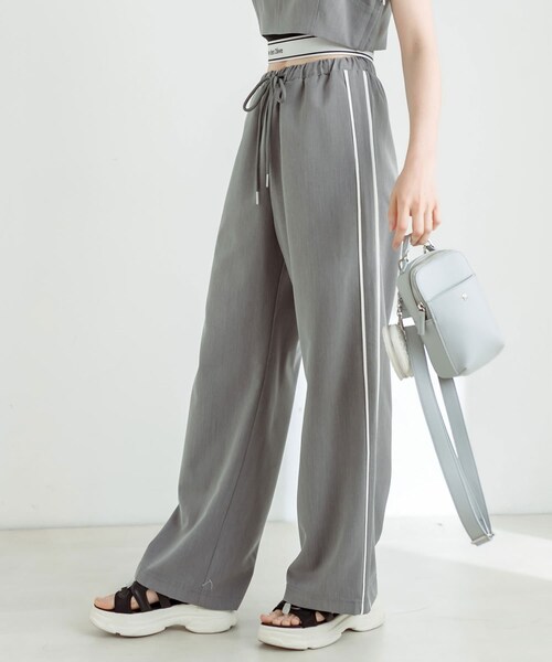 OLIVE des OLIVE（オリーブデオリーブ）の「サイドラインゆるワイドパンツ（パンツ・レディース・オフホワイト/チャコールグレー/ブラック/ピンク・FREE）」の3枚目の写真