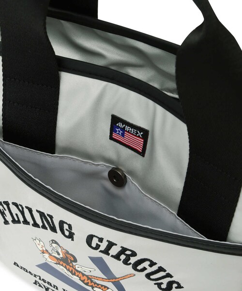 AVIREX（アヴィレックス）の「《GOLF WEAR》フライングタイガー ミニ トートバッグ / FLYINGTIGERS MINI TOTE BAG（その他・ホワイト/ネイビー/シルバー・F）」の13枚目の写真