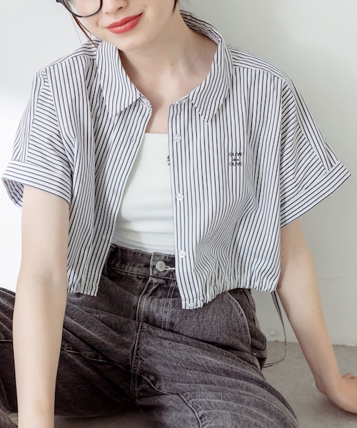 OLIVE des OLIVE（オリーブデオリーブ）の「クロップドドルマンシャツ（トップス・レディース・オフホワイト/クリーム/サックスブルー/ブラック・FREE）」の2枚目の写真