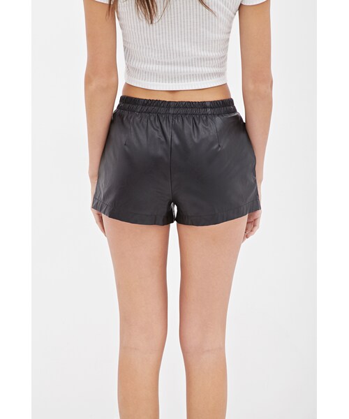 FOREVER 21（フォーエバー トゥエンティーワン）の「フェイクレザーショートパンツ（パンツ・レディース・BLACK・X-Small/Small/Medium/Large）」の3枚目の写真