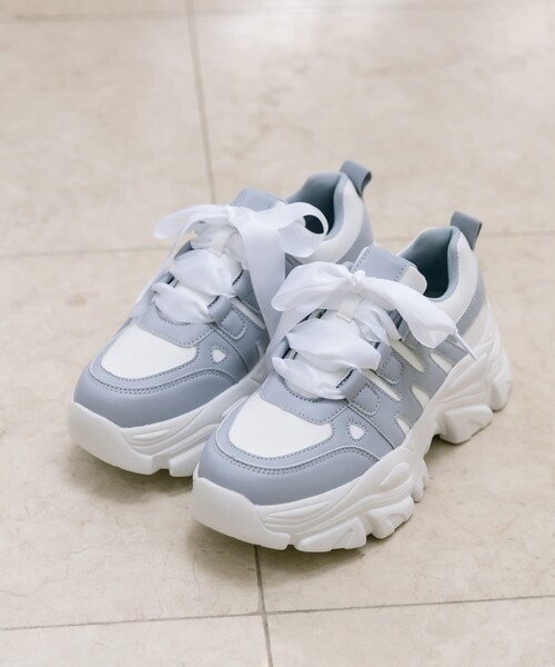 OLIVE des OLIVE（オリーブデオリーブ）の「【S/M/Lサイズ展開】リボン厚底スニーカー（シューズ・レディース・ホワイト系その他/ブルー系その他・S/M/L）」の2枚目の写真