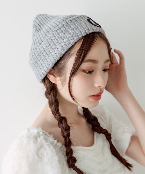 OLIVE des OLIVE（オリーブデオリーブ）の「刺繍入りニットキャップ（ニットキャップ/ビーニー・レディース・アイボリー/ライトグレー/ネイビー・FREE）」の2枚目の写真