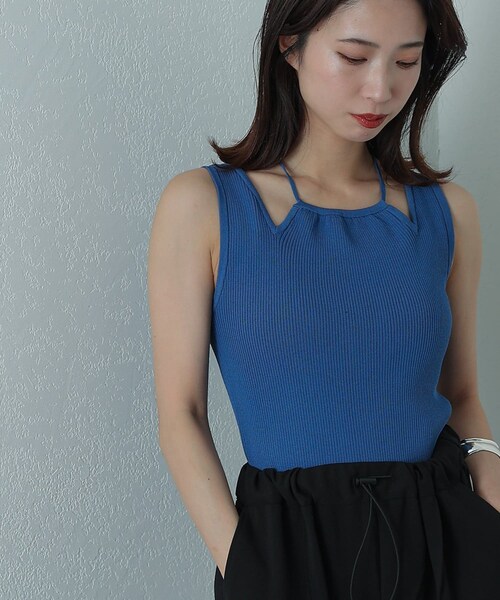 COLONY 2139（コロニートゥーワンスリーナイン）の「【two one three nine +0】ホルターカットアウトリブニット（ニット/セーター・レディース・ブラック/オレンジ/ブルー・F）」の2枚目の写真