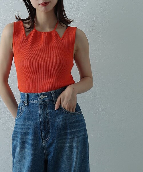 COLONY 2139（コロニートゥーワンスリーナイン）の「【two one three nine +0】ホルターカットアウトリブニット（ニット/セーター・レディース・ブラック/オレンジ/ブルー・F）」の3枚目の写真