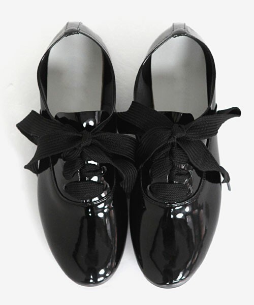 DHOLIC（ディーホリック）の「ラウンドトゥレースアップエナメル調シューズ（その他シューズ・レディース・クリーム/ブラック・230/235/240/245/250）」の2枚目の写真