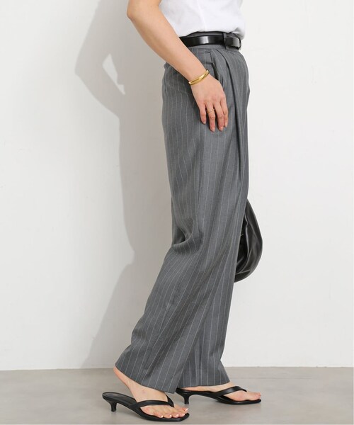 【新品¥50,600】TOTEME ウールストライプクロップドパンツ グレー36 新品¥50,600】TOTEME ウールストライプクロップドパンツ グレー36 新品