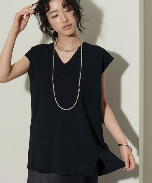 natural couture（ナチュラルクチュール）の「【LARUTA】14G UV＆接触冷感深Vゆるニット（トップス・レディース・ベージュ/ブルー/ブラウン/ブラック・FREE）」の2枚目の写真