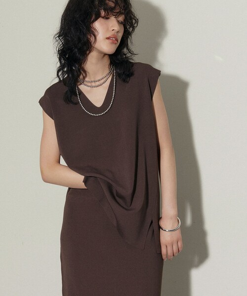 natural couture（ナチュラルクチュール）の「【LARUTA】14G UV＆接触冷感深Vゆるニット（トップス・レディース・ベージュ/ブルー/ブラウン/ブラック・FREE）」の3枚目の写真