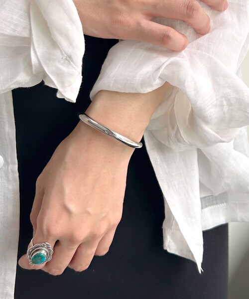 SHENERY（シーナリー）の「【WEB限定】ミニマルフォルムバングル（バングル/リストバンド・レディース・ゴールド/シルバー・F）」の2枚目の写真