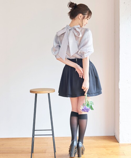 TITTY&CO.(ティティーアンドコー)の「【TITTY&CO.】バックリボンシャイニーブラウス(トップス・レディース・ホワイト/ブルーグレー/ピンク・F)」の10枚目の写真