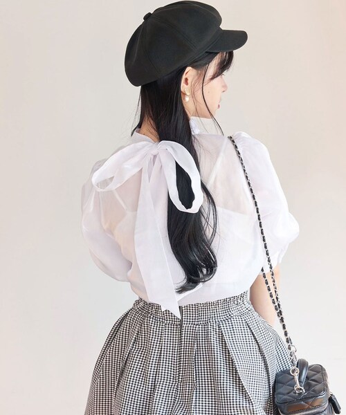 TITTY&CO.(ティティーアンドコー)の「【TITTY&CO.】バックリボンシャイニーブラウス(トップス・レディース・ホワイト/ブルーグレー/ピンク・F)」の1枚目の写真
