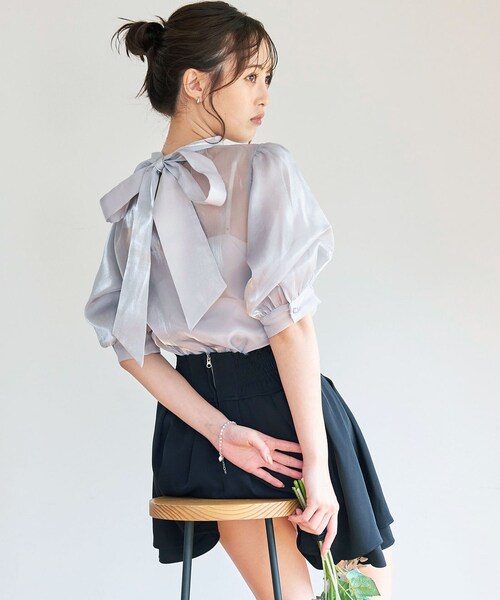 TITTY&CO.(ティティーアンドコー)の「【TITTY&CO.】バックリボンシャイニーブラウス(トップス・レディース・ホワイト/ブルーグレー/ピンク・F)」の2枚目の写真