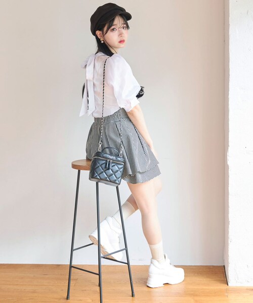 TITTY&CO.(ティティーアンドコー)の「【TITTY&CO.】バックリボンシャイニーブラウス(トップス・レディース・ホワイト/ブルーグレー/ピンク・F)」の5枚目の写真