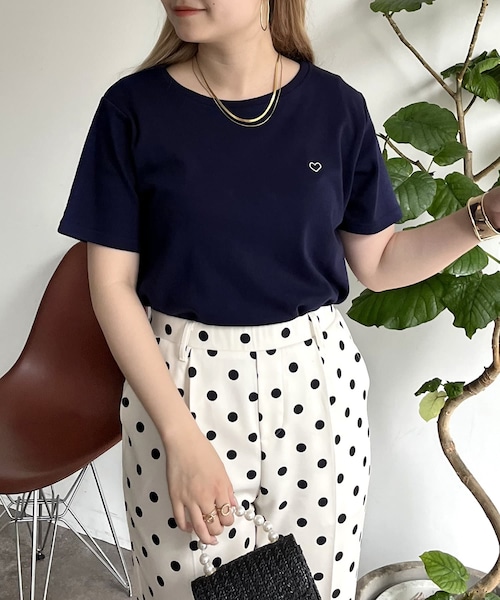prose verse(プロズヴェール)の「ハート刺繍Tシャツ(Tシャツ/カットソー・レディース・オフホワイト/ネイビー/ピンク・F)」の2枚目の写真