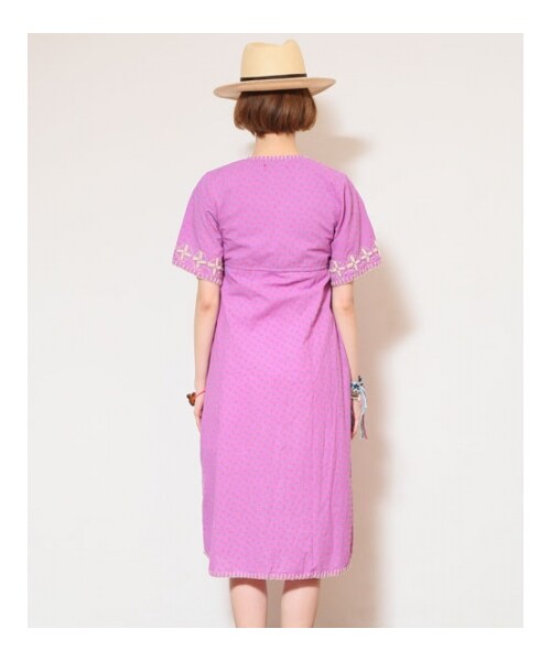 HOLIDAY（ホリデイ）の「FLOWER LONG GOWN（トップス・レディース・WHITE/PINK・ONE SIZE）」の4枚目の写真