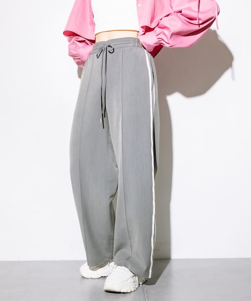 OLIVE des OLIVE（オリーブデオリーブ）の「脚長サイドラインワイドパンツ（デニムパンツ・レディース・ピンク/チャコールグレー/ブラック・FREE）」の3枚目の写真