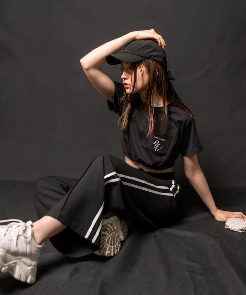 OLIVE des OLIVE（オリーブデオリーブ）の「脚長サイドラインワイドパンツ（デニムパンツ・レディース・ピンク/チャコールグレー/ブラック・FREE）」の2枚目の写真