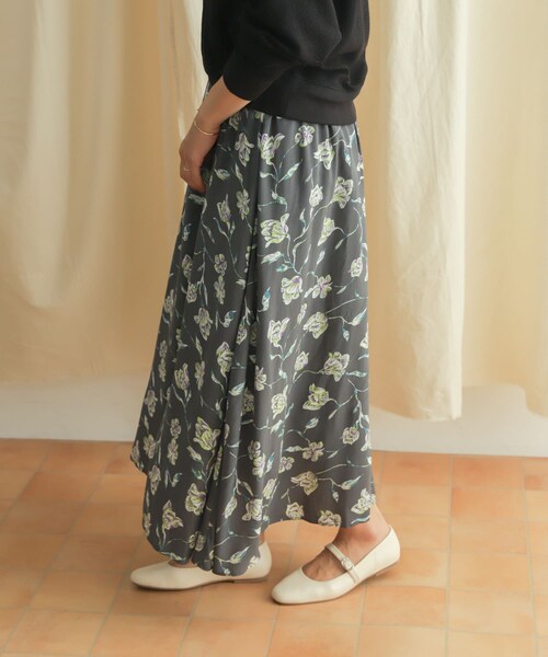 URBAN RESEARCH DOORS（アーバンリサーチドアーズ）の「レーヨン花柄スカート（スカート・レディース・CHARCOAL/BROWN・M）」の4枚目の写真