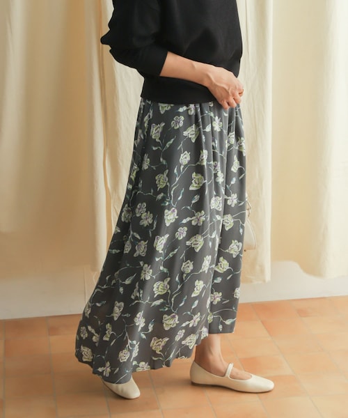 URBAN RESEARCH DOORS（アーバンリサーチドアーズ）の「レーヨン花柄スカート（スカート・レディース・CHARCOAL/BROWN・M）」の2枚目の写真
