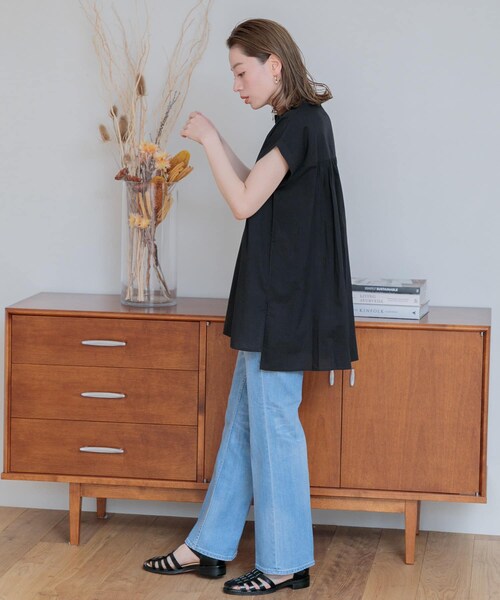 URBAN RESEARCH Sonny Label(アーバンリサーチサニーレーベル)の「『WEB/一部店舗限定』エアリーコットンピンタックドレスシャツ(トップス・レディース・ブラック/スモーキーブルー/オフ/サーモンピンク/ミント・FREE)」の20枚目の写真