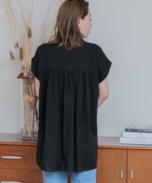 URBAN RESEARCH Sonny Label(アーバンリサーチサニーレーベル)の「『WEB/一部店舗限定』エアリーコットンピンタックドレスシャツ(トップス・レディース・ブラック/スモーキーブルー/オフ/サーモンピンク/ミント・FREE)」の17枚目の写真