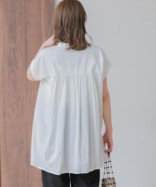 URBAN RESEARCH Sonny Label(アーバンリサーチサニーレーベル)の「『WEB/一部店舗限定』エアリーコットンピンタックドレスシャツ(トップス・レディース・ブラック/スモーキーブルー/オフ/サーモンピンク/ミント・FREE)」の7枚目の写真