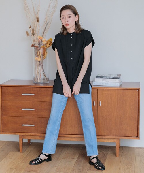 URBAN RESEARCH Sonny Label(アーバンリサーチサニーレーベル)の「『WEB/一部店舗限定』エアリーコットンピンタックドレスシャツ(トップス・レディース・ブラック/スモーキーブルー/オフ/サーモンピンク/ミント・FREE)」の18枚目の写真