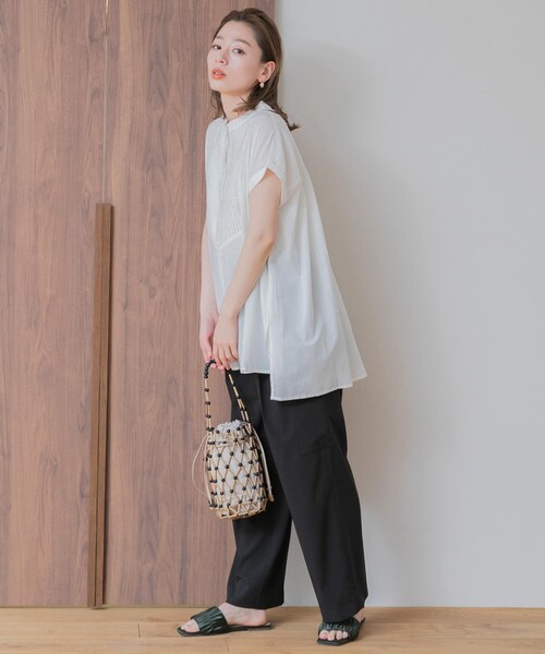 URBAN RESEARCH Sonny Label(アーバンリサーチサニーレーベル)の「『WEB/一部店舗限定』エアリーコットンピンタックドレスシャツ(トップス・レディース・ブラック/スモーキーブルー/オフ/サーモンピンク/ミント・FREE)」の9枚目の写真