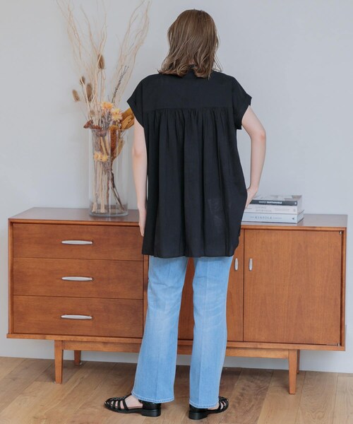 URBAN RESEARCH Sonny Label(アーバンリサーチサニーレーベル)の「『WEB/一部店舗限定』エアリーコットンピンタックドレスシャツ(トップス・レディース・ブラック/スモーキーブルー/オフ/サーモンピンク/ミント・FREE)」の21枚目の写真