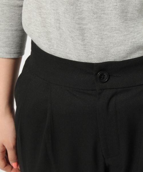 LOWRYS FARM（ローリーズファーム）の「イージテーパードパンツ（パンツ・レディース・ブラック/グレー/ネイビー・Ｆ）」の6枚目の写真