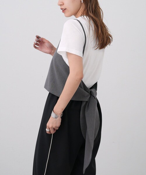 COLONY 2139（コロニートゥーワンスリーナイン）の「【7.22(土)12：00販売開始】バックリボンビスチェキャミ＋クルーTシャツ（トップス・レディース・グレー/ブルー/チャコールグレー・F）」の2枚目の写真