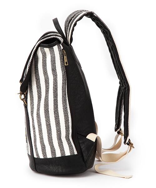 DOUBLE NAME（ダブルネーム）の「フラップ式リュックサック(無地/迷彩/ストライプ)（ファッション雑貨・レディース・ブラック/キナリ/柄A/柄B・FREE）」の6枚目の写真