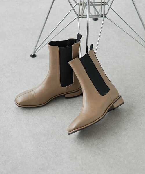 COLLAGE GALLARDAGALANTE（コラージュガリャルダガランテ）の「【PAPILLONNER/パピヨネ】スクエアサイドゴアブーツ（ブーツ・レディース・ブラック/グレージュ・S/M/L）」の2枚目の写真