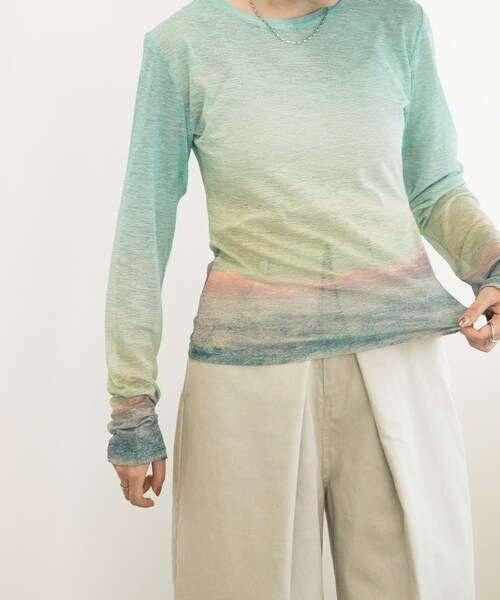 KBF（ケイビーエフ）の「グラフィックプリントカットソー（トップス・レディース・SUNSET/FLOWER/SPLASH・one）」の2枚目の写真