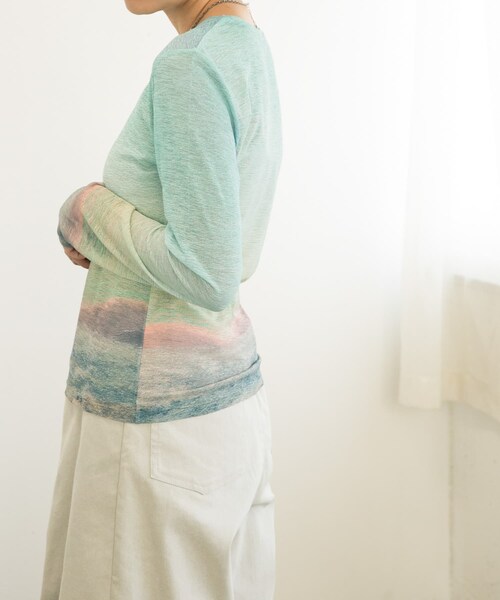 KBF（ケイビーエフ）の「グラフィックプリントカットソー（トップス・レディース・SUNSET/FLOWER/SPLASH・one）」の3枚目の写真