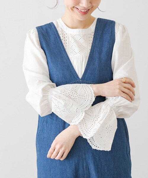 URBAN RESEARCH Sonny Label（アーバンリサーチサニーレーベル）の「2WAYスカラップコットンレースブラウス（トップス・レディース・オフ/ブラック/サックスブルー・FREE）」の3枚目の写真