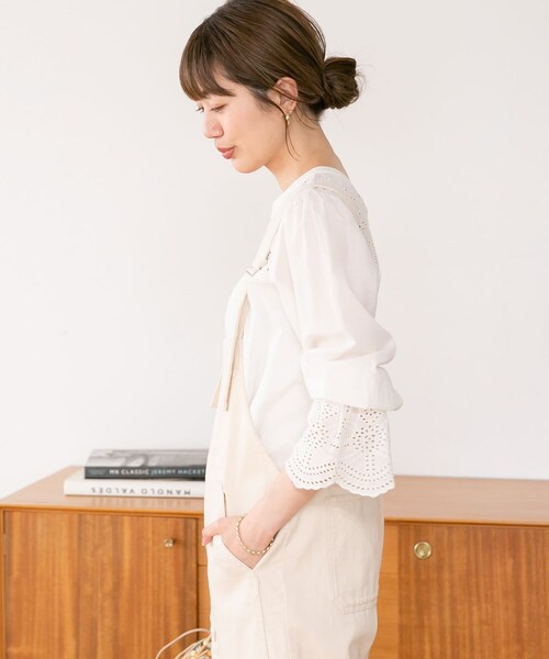 URBAN RESEARCH Sonny Label（アーバンリサーチサニーレーベル）の「2WAYスカラップコットンレースブラウス（トップス・レディース・オフ/ブラック/サックスブルー・FREE）」の16枚目の写真