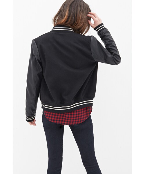 FOREVER 21（フォーエバー トゥエンティーワン）の「FOREVER 21 Faux Leather Varsity Jacket（ライダースジャケット・レディース・Black/black・Small/Medium）」の4枚目の写真