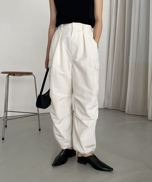 CAPRICIEUX LE'MAGE(カプリシューレマージュ)の「裾ドロストカーゴパンツ(カーゴパンツ・レディース・ホワイト/ベージュ・36/38)」の1枚目の写真