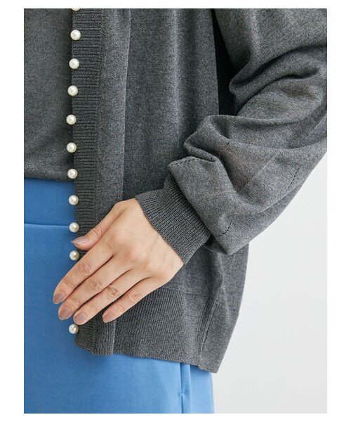 Green　Parks（グリーンパークス）の「・ELENCARE DUEパールツキシアーカーディガン（トップス・グレー/ブラック/ボルドー/ライトベージュ/ブラウン・F）」の9枚目の写真