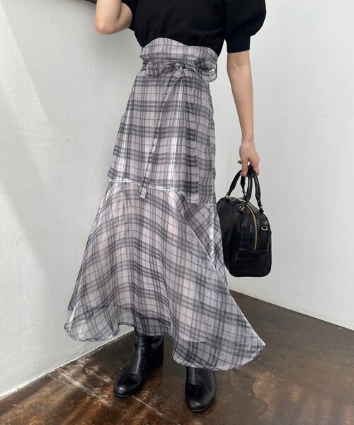 one after another NICE CLAUP(ワンアフターアナザーナイスクラップ)の「S・Mサイズ展開/リボンマーメイドスカート(スカート・レディース・ベージュ/ラベンダー/ホワイト系その他/ブラック・1/2)」の2枚目の写真